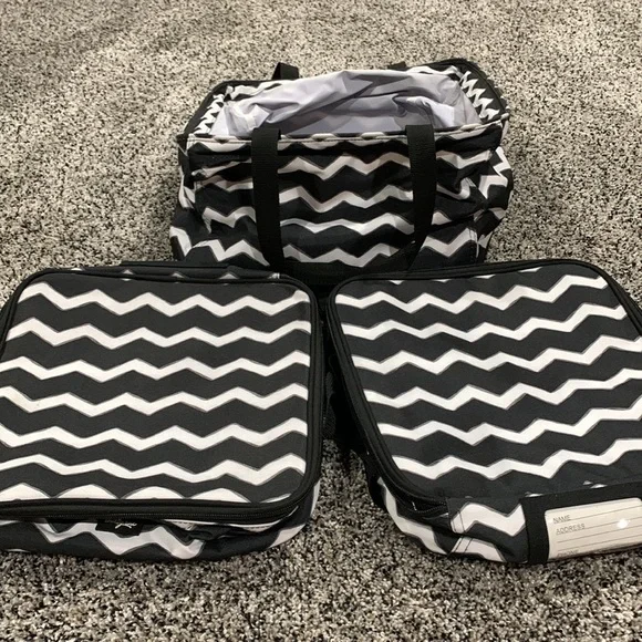 Very nice 3 piece thermal set. 2 thermals that hold 8 X 8 pans